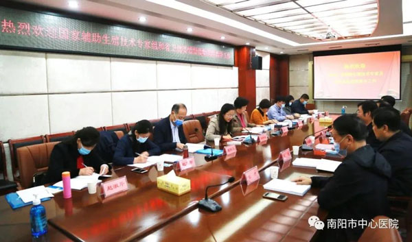 张晨光连送4年玫瑰追到现任妻子，两儿子是借卵试管婴儿